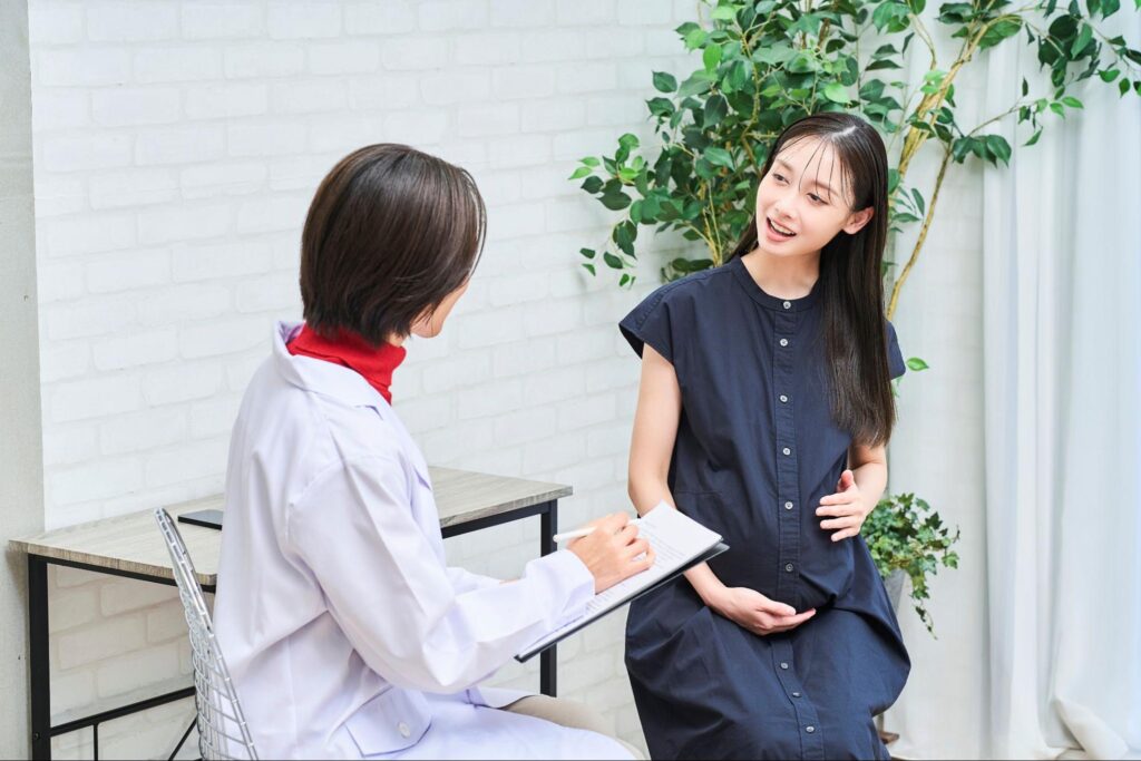 卵子凍結についての説明をする医師と患者さんの写真