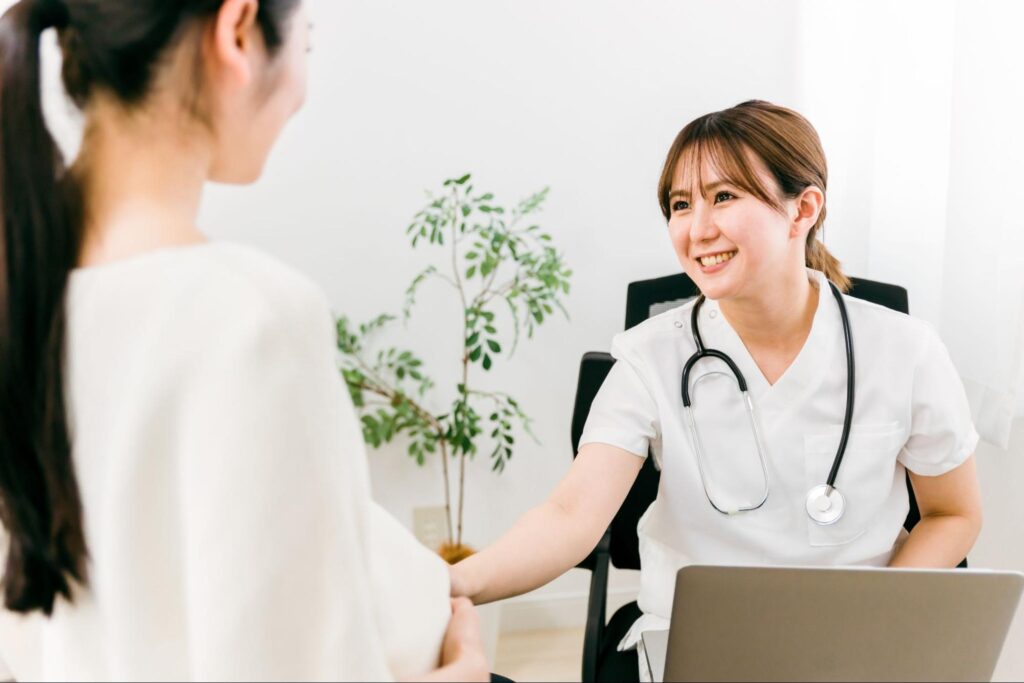 医師から卵子凍結についての説明を受ける患者さんの画像