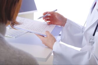 卵子凍結についての説明をする医師と患者さんの写真