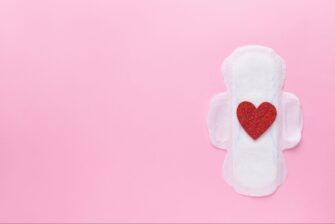 ナプキンの上に赤いハートが乗った画像