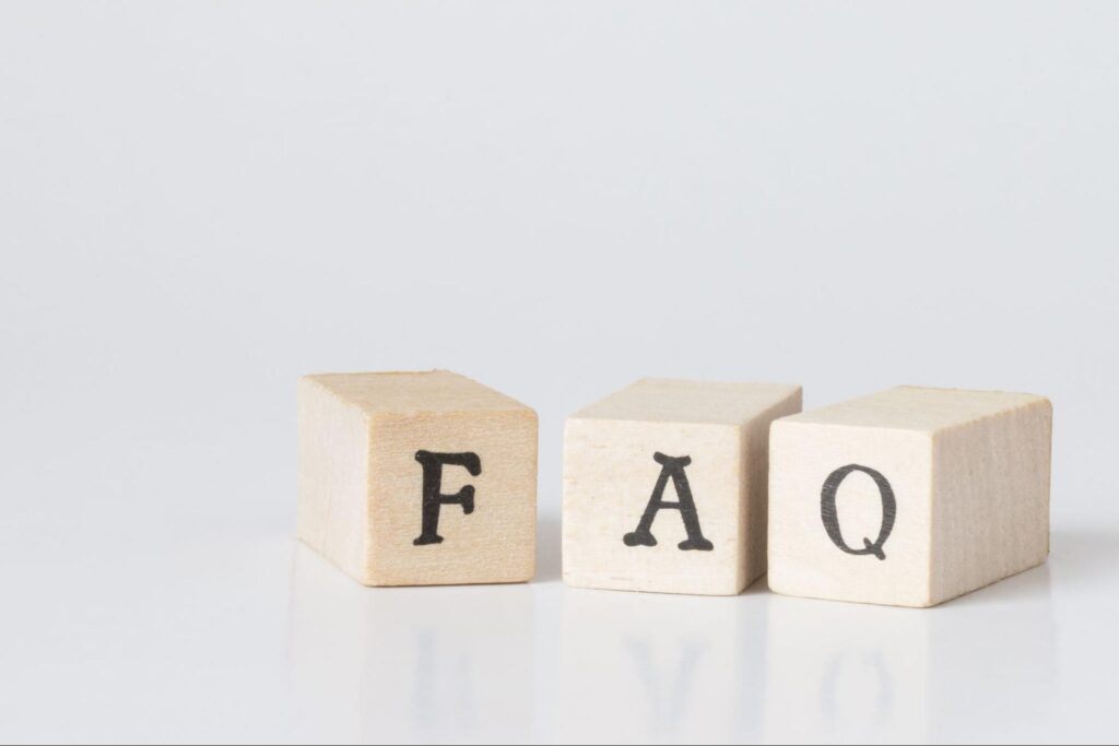 FAQと書かれた木製ブロックの画像